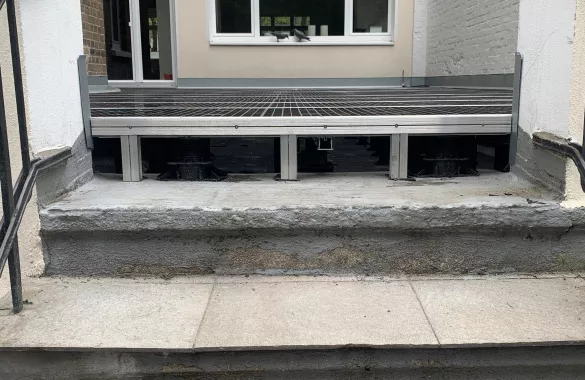 Terrasse mit Gitterrostwaben