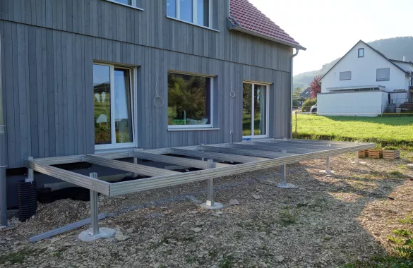 Terrassenkonstruktion mit Stützfüßen 