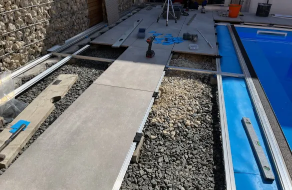 Pool Terrasse Umrandung Plattenverlegung auf Aluminium Unterkonstruktion