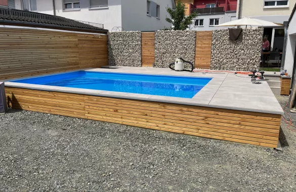 Pool Terrasse Umrandung Plattenverlegung auf Aluminium Unterkonstruktion