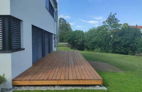 Terrasse WPC/Holz Dielen aufgeständert auf Aluminium Unterkonstruktion