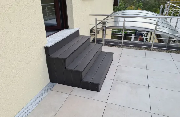 Terrasse mit Plattenbelag und Treppe