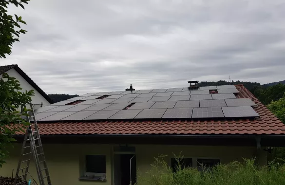 Dach mit Solarplatten