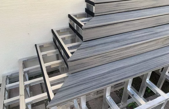 Treppe/Treppenkonstruktion mit Holzbelag und Aluminium-Unterkonstruktion