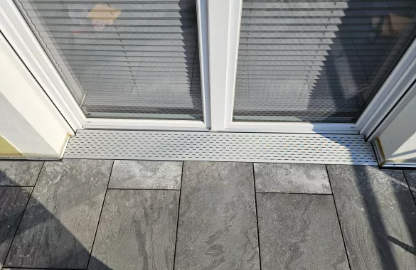 Terrasse mit Abflussroste