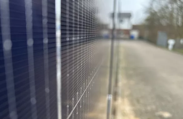 Zaun mit Solarmodulen