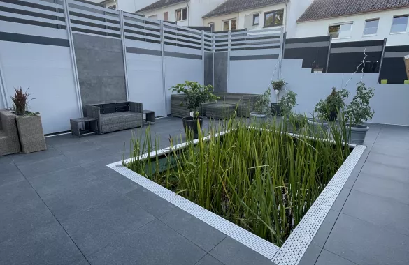 Terrassenkonstruktion mit einem Teich