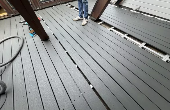 Terrasse mit Belag aus Holzdielen 