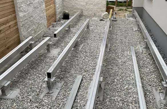 Terrassenkonstruktion mit Schienen 
