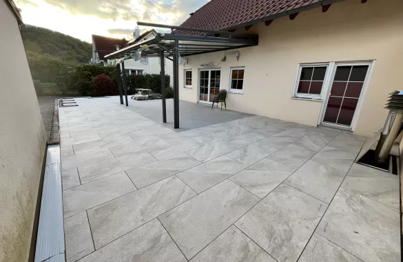 Terrasse mit Steinplatten 