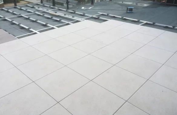 Terrasse mit Plattenbelag