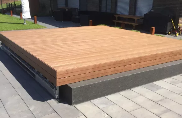 Aufgeständerte Terrasse mit Holzdielen