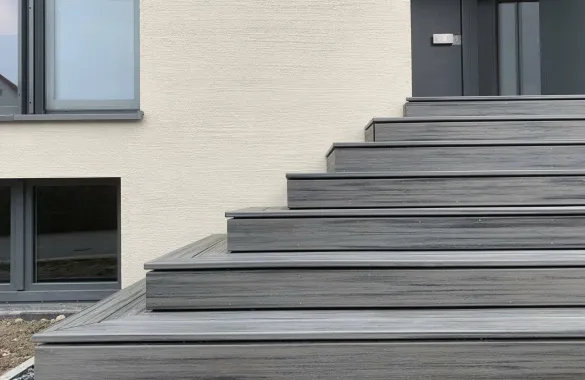 Treppe mit Holzdielen