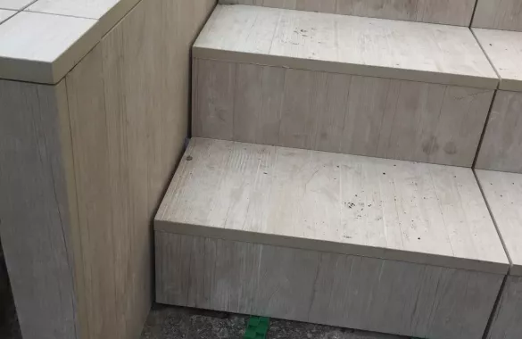 Treppe mit Plattenbelag