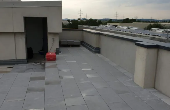 Dachterrasse mit Plattenbelag