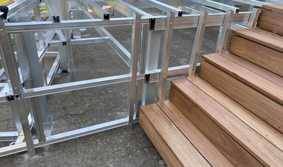 Treppen – Sitzstufen – Verblendungen für Ihre Terrasse aus Aluminium Unterkonstruktion
