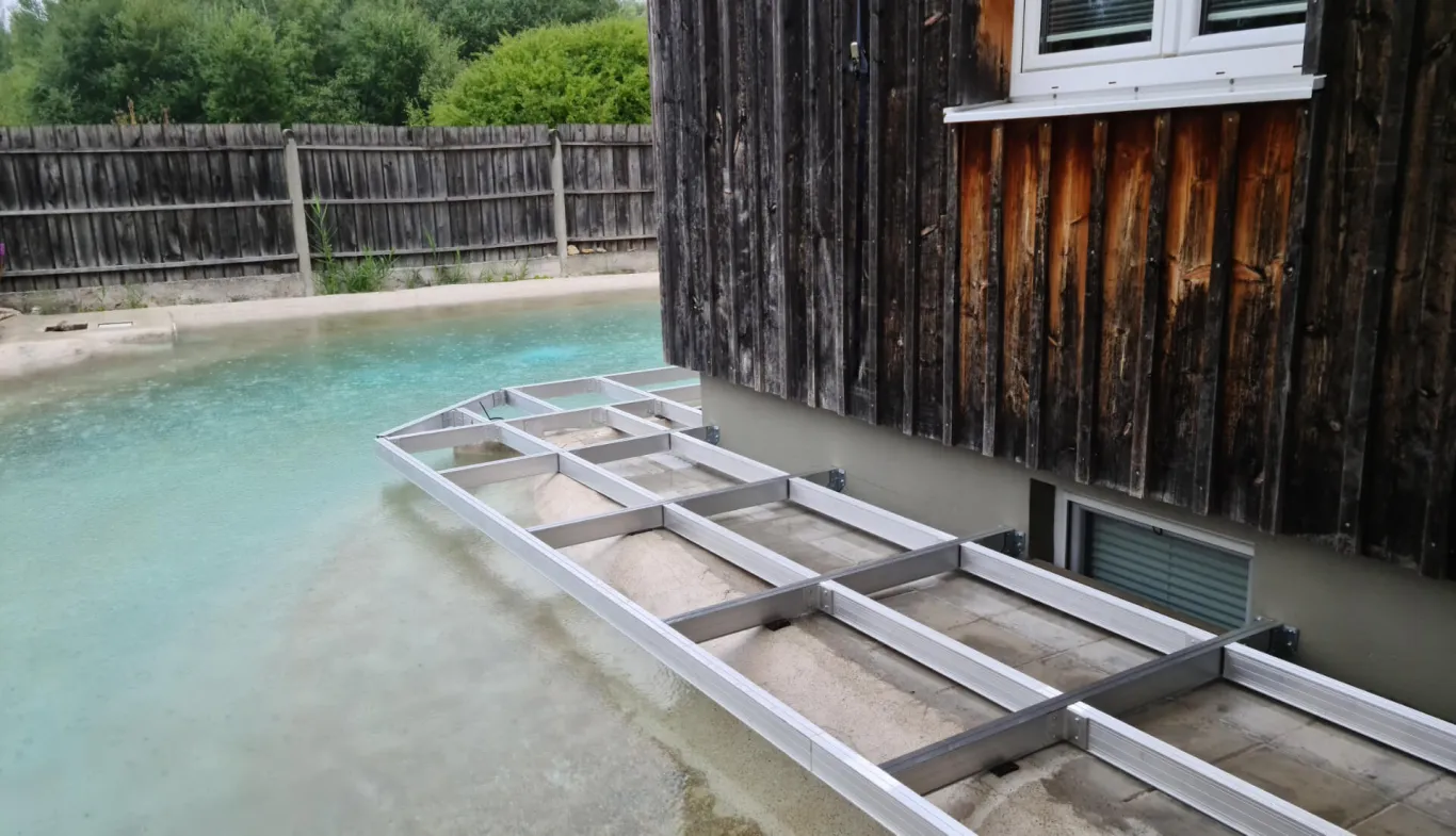 Schwimmteich Terrasse mit Steg Unterkonstruktion Aluminium Steg bauen