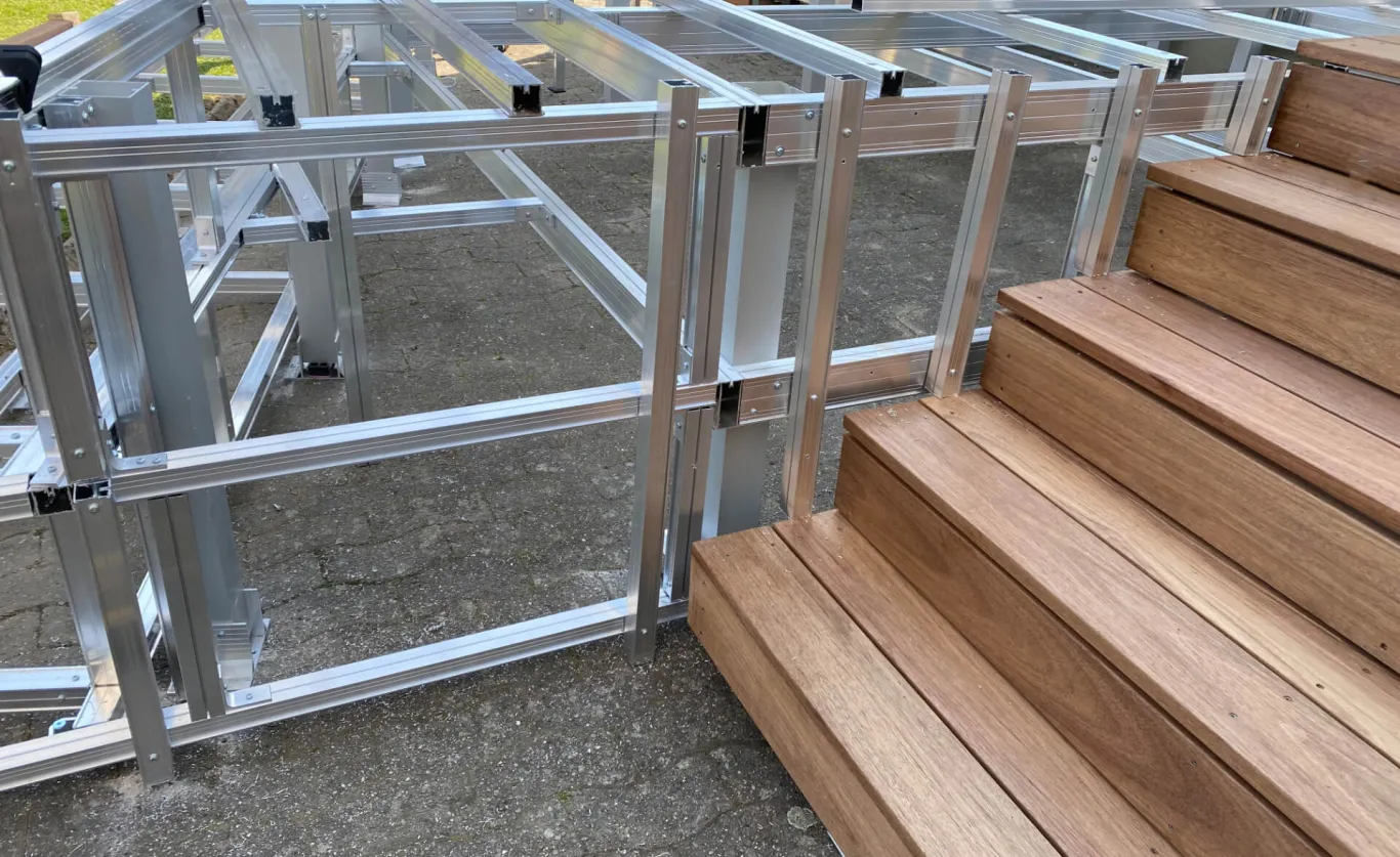 Treppen – Sitzstufen – Verblendungen für Ihre Terrasse aus Aluminium Unterkonstruktion