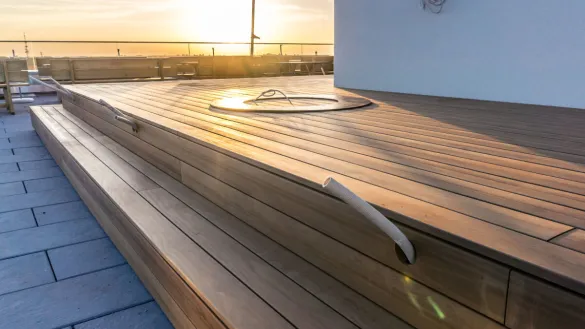 Terrassenpodest aus Holz mit AluEcofix