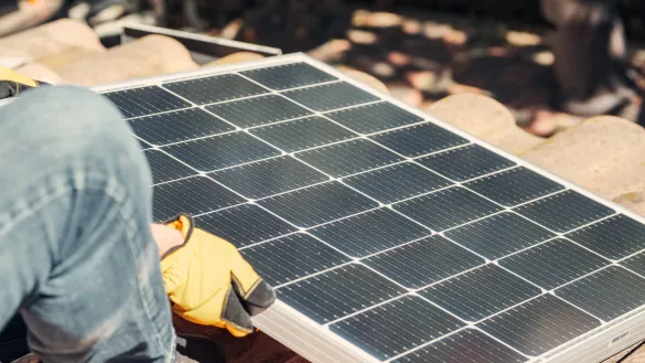 Solarzelle wird auf Dach montiert
