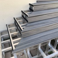 Treppe/Treppenkonstruktion mit Holzbelag und Aluminium-Unterkonstruktion
